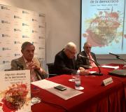 2. O libro presentado, en primeiro termo na mesa, co autor, Alfonso García López, o delegado da Xunta José Ramón Ónega e o presentador, o xeneral Rodríguez-Villasante.