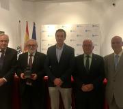 6. O conferenciante recibiu UNHA MENINA, de FAGAMA, símbolo de Acobendas, cidade na que ten a sede a federación.