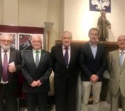 1. De esquerda a dereita, Clodio Gzlez biógrafo de Fraguas, Ovidio Cadenas, presidente de FAGAMA, o delegado da Xunta en Madrid José Ramón Ónega, Antonio Casas subdirector xeral da Emigración e Fernando Gómez secretario de FAGAMA.