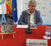 O xornalista e escritor Francisco Rodríguez Pastoriza, na presentación do seu último libro, "A obra xornalística de José Gómez de la Cueva (Johan Carballeira)", en primeiro plano.