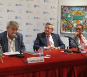 Na mesa, durante a presentación, o xornalista e escritor Francisco Rodríguez Pastoriza, o coordinador de Actividades da Casa, Ramón Jiménez, e o xornalista e escritor Vicente Araguas.