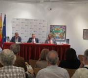 Momento no que intervén Francisco Rodríguez Pastoriza na presentación do seu libro. Ao seu lado, Ramón Jiménez e Vicente Araguas.