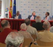 Vicente Araguas (d) intervindo na presentación do libro. Xunto a el o autor, Francisco Rodríguez Pastoriza (i) e o coordinador de Actividades da Casa, Ramón Jiménez (c).