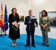 2. No acto de presentación, Blanca Muñoz de Baena, Ramón Jiménez e a autora da mostra Victoria Ramirez.