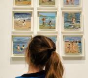 5. A autora rende homenaxe a Sorolla do que é moi admiradora, e unha nena observa aos nenos na praia.
