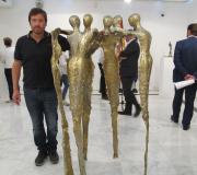 Miguel Couto xunto á súa obra "En femenino IV".