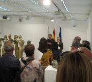 Un momento da inauguración, desde a parte posterior da sala..
