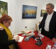 María Xosé Porteiro dedicando un exemplar da súa novela ao exconselleiro José Ramón Fernández Antonio.