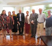 A doutora en Ciencias Sociais Ángeles Sallé, a ex directora xeral da Cidadanía Española no Exterior Pilar Pin, a xornalista, política e autora da novela, María Xosé Porteiro, o escritor e xornalista Alfonso S. Palomares, a secretaria de Estado de Migracións en funcións, Consuelo Rumí, o delegado da Xunta, José Ramón Ónega, e dous familiares dos intervenientes no acto.