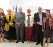 A doutora en Ciencias Sociais Ángeles Sallé, a xornalista e política, autora da novela, María Xosé Porteiro, o delegado da Xunta, José Ramón Ónega, a secretaria de Estado de Migracións en funcións, Consuelo Rumí, o xornalista e escritor Alfonso S. Palomares y a ex directora xeral da Cidadanía Española no Exterior Pilar Pin, inmediatamente antes de comezar a presentación.