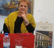 A autora de "Sándalo", María Xosé Porteiro, coa novela en primeiro plano.
