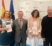 1. De esquerda a dereita, Albahaca Martín da editorial, Ramón Jiménez coordinador da Casa de Galicia, a autora Laura Orens e o esccritor Juanjo Ramírez.