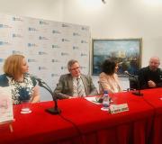 2. Na mesa, co libro en primeiro termo, Albahaga Martín da editorial, Ramón Jiménez coordinador da Casa de Galicia, a autora Laura Orens e o esccritor Juanjo Ramírez.