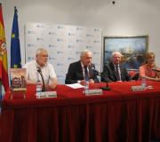 O editor Ángel Jiménez, o delegado da Xunta José Ramón Ónega, o autor da novela, Manuel Romay, e a xornalista Pilar Falcón, na mesa da presentación.