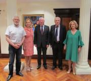 O editor Ángel Jiménez, a xornaliista Pilar Falcón, o escritor Manuel Romay, o delegado da Xunta José Ramón Ónega e Olga Pereira, esposa do autor.