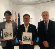 7. O delegado da Xunta en Madrid (dereita) mostrou aos convidados as instalacións da Casa, entre elas a Salas de exposicións e a mostra actual, a obra a plumilla do mozo Fernando Búa.