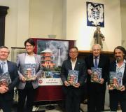 1. Co cartel de Wakayama e a figura de Santiago símbolos dos dous camiños espirituais de Xapón e España, de esquerda a dereita, R. Jiménez, T. Shibata, N. Hirokazu, J. R. Ónega, e R. Castro.