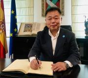 2. O director executivo de Turismo da prefectura xaponesa de Wakayama Nakashima Hirokazu foi convidado a asinar no Libro de Honra da Delegación da Xunta en Madrid.