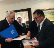 4. O delegado da Xunta en Madrid José R. Ónega obsequiou ao director de Turismo de Wakayama Nakashima Hirokazu con publicacións da Casa, baixo a atenta mirada do coordinador de Actividades da Casa Ramón Jiménez.