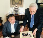 5. Tras un café, o delegado da Xunta en Madrid J. R. Ónega mostrou ao representante gobernamental da prefectura de Wakayama N. Hirozaku a historia gráfica da Casa de Galicia.