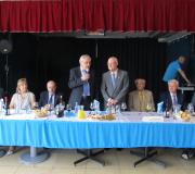 O delegado da Xunta, José Ramón Ónega(4), dirixíndose aos comensais no Centro Galego de Madrid xunto ao presidente Fernando Rey, acompañado polos directivos das asociacións galegas en Madrid José Luis Pardo, Pilar Falcón, Julio Lage, Carlos de Blas, Elisardo Flores e Fernando Gómez.
