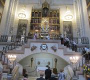 Subida ao altar da Virxe da Almudena para realizar unha ofrenda floral..