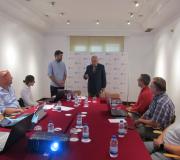 O delegado da Xunta, José Ramón Ónega, diríxese aos asistentes á reunión, acompañado polo xestor do proxecto, José María Romero Fidalgo.