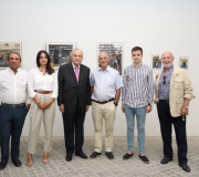 O delegado da Xunta, José Ramón Ónega (terceiro pola dereita), e a fotógrafa Alejandra Seijas, con algúns dos asistentes ao acto.