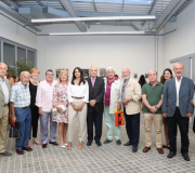 O delegado da Xunta, José Ramón Ónega (no centro), pousando con Alejandra Seijas e representantes da colectividade galega en Madrid.