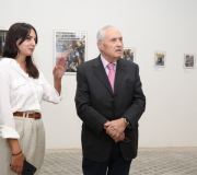 O delegado da Xunta, José Ramón Ónega, escoita as explicacións de Alejandra Seijas sobre algunhas das súas obras.