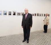 O delegado da Xunta, José Ramón Ónega, ante algunhas das obras expostas.
