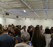 Público vendo as obras expostas na sala B.
