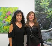 As pintoras Esperanza Martínez de Salinas e Pilar Quintás fronte a senllas obras da exposición.