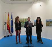 O coordinador de Actividades da Casa, Ramón Jiménez, flanqueado polas pintoras Pilar Quintás (d) e Esperanza Martínez de Salinas.