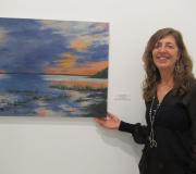Pilar Quintás mostra unha das súas obras.