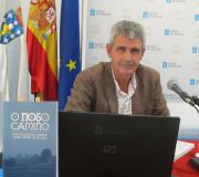 Moncho Conde-Corbal coa guía presentada en primeiro termo.