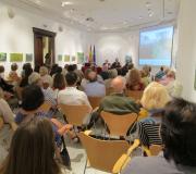 Un momento da presentación da guía, desde a parte posterior da sala..