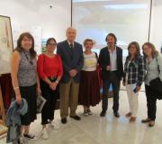 O delegado da Xunta, José Ramón Ónega (3), a docente Adriana Arranz (4), e o director da Oficina de Turismo, Roberto Castro (5), flanqueados polas estudantes.jpg