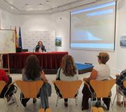 O director da Oficina de Turismo, Roberto Castro, explica a oferta de Galicia ás estudantes.jpg