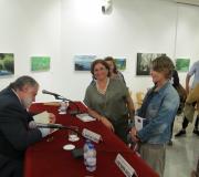 José de Cora asinando exemplares da novela.