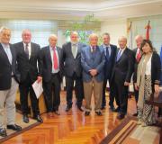O xornalista e escritor Alfonso S. Palomares, o editor Daniel Fernández, o político Ángel Mario Carreño, o xornalista e autor da novela José de Cora, o delegado da Xunta, José Ramón Ónega, os xornalistas e escritores Jenaro Castro e Carlos G. Reigosa, José Manuel Romero, conde de Fontao, e Mari Paz Echenique, parella do autor.
