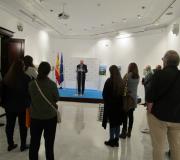 Un momento da saudación do delegado da Xunta, José Ramón Ónega, aos alumnos e a profesora do curso, desde a parte posterior da sala na que foron recibidos.