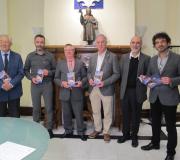 O presidente da Fundación Brandomil, José Pérez Santos, o alcalde de Santa Comba, David Barbeira García, o coordinador de Actividades da Casa, Ramón Jiménez, o autor da guía e director do Museo do Pobo Galego, Manuel Vidal, o subdirector do Museo Nacional de Artes Decorativas, Félix de la Fuente Andrés, e o editor Henrique Alvarellos.