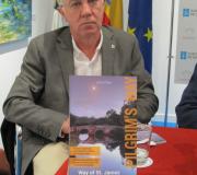 O autor da guía, Manuel Vilar, tras un exemplar editado en inglés.