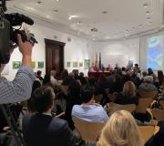 Un momento da presentación da guía, desde o fondo da sala.