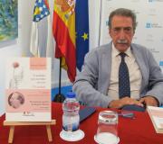 Vicente Araguas, coa obra de Manuel Vilanova que el traduciu.