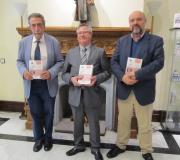 O escritor e tradutor Vicente Araguas, o coordinador de Actividades da Casa, Ramón Jiménez, e o editor, Basilio Rodríguez Cañadas, pousan coa obra presentada.