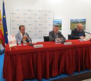 O escritor e tradutor Vicente Araguas, o coordinador de Actividades da Casa, Ramón Jiménez, e o editor, Basilio Rodríguez Cañadas, na mesa da presentación.