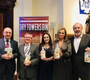 1. De esquerda a dereita, Julio Lage presidente de AEGAMA, Ramón Jiménez c. Casa Galicia, Nuria Pauluchi cantante, e Lucía Espinosa e Antonio Sancristán, ambos de Mercado Hispano. (Todos cunha botella de Dry Towers).