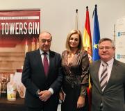 2. O presidente de AEGAMA Julio Lage, Lucía Espinosa de Mercado Hispano e o coordinador de Actividades da Casa de Galicia na presentación da xenebra galega Galician Dry Towers Gin Premium.